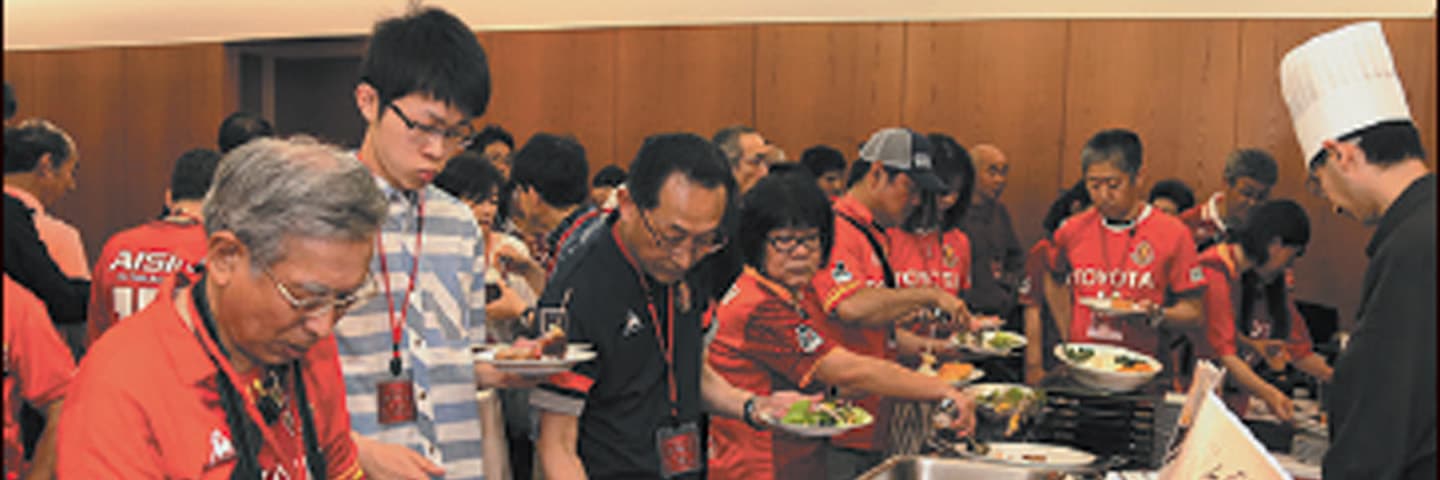 試合だけでなく、食事も楽しめる